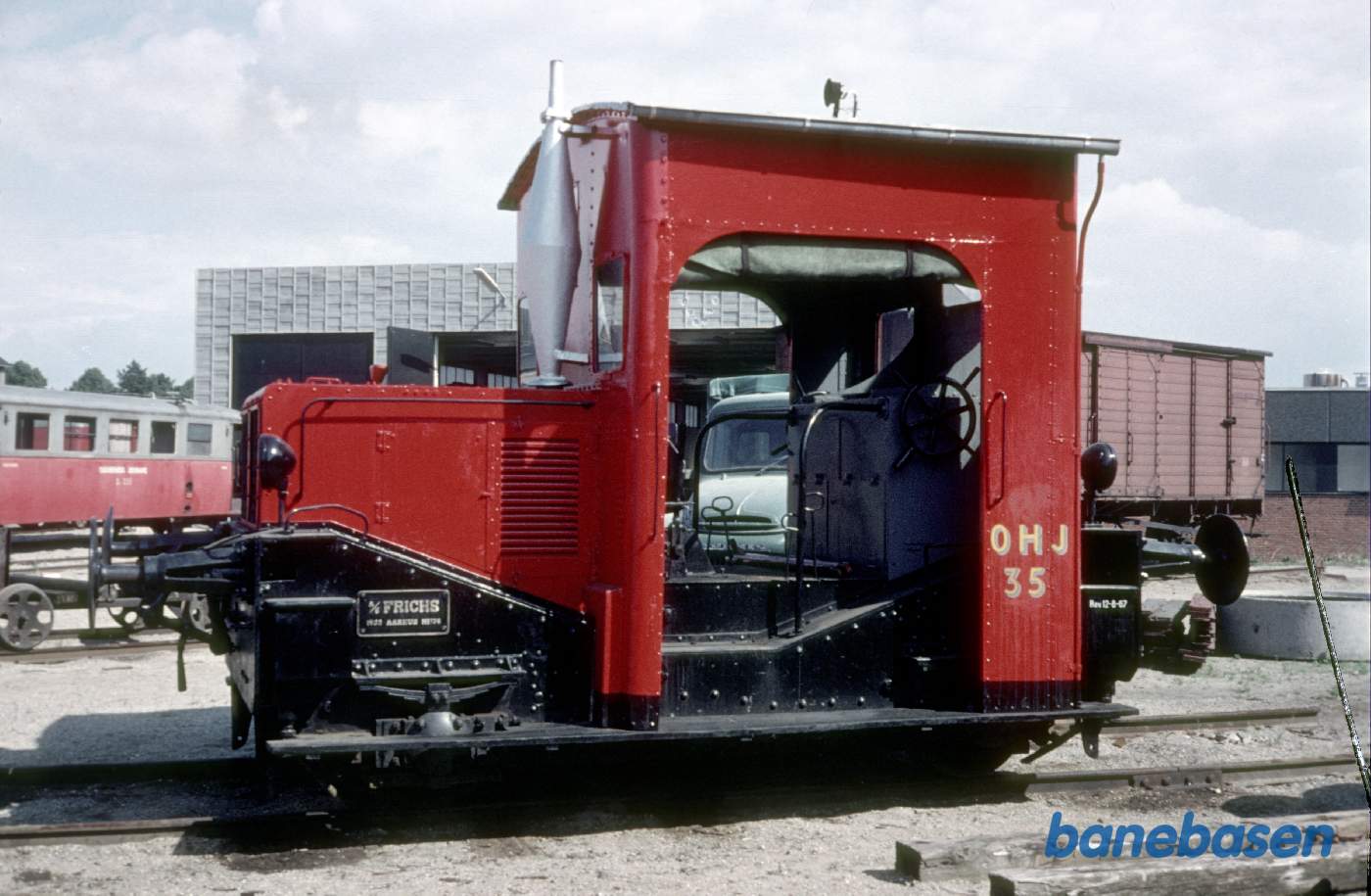 Nymalet tidl. DSB rangertraktor ved OHJ