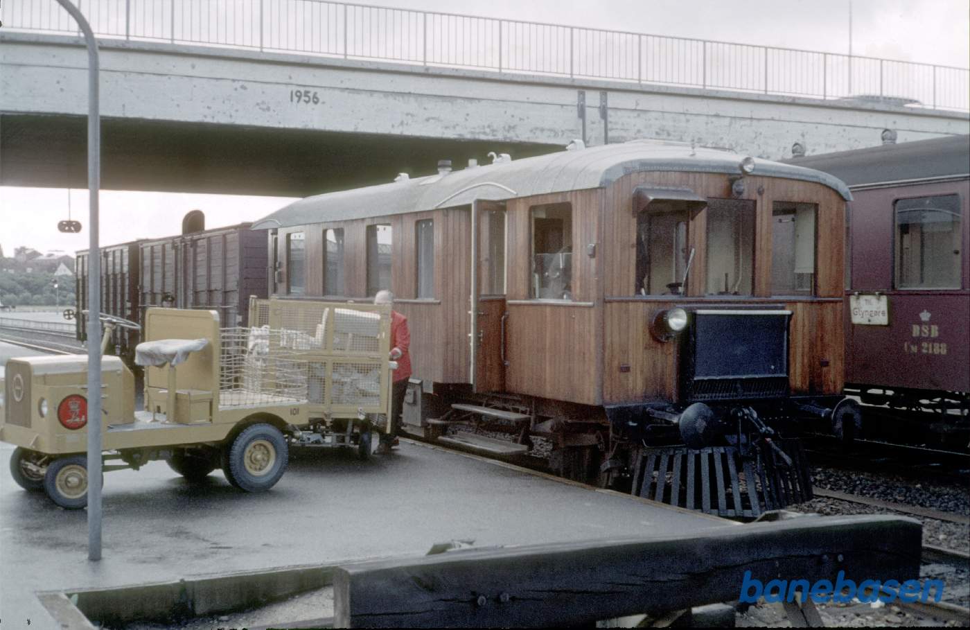 Godstoget får indlæsset post i motorvognens førerrum Godstoget får indlæsset post i motorvognens førerrum