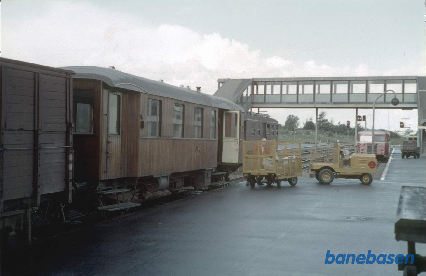 Godstoget får indlæsset post i motorvognens førerrum