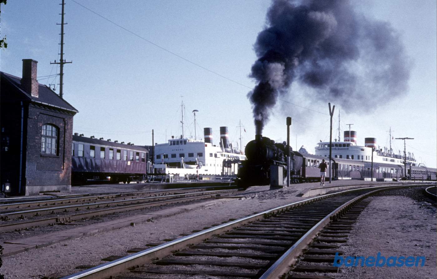Eksprestog afgår fra færgehavnen