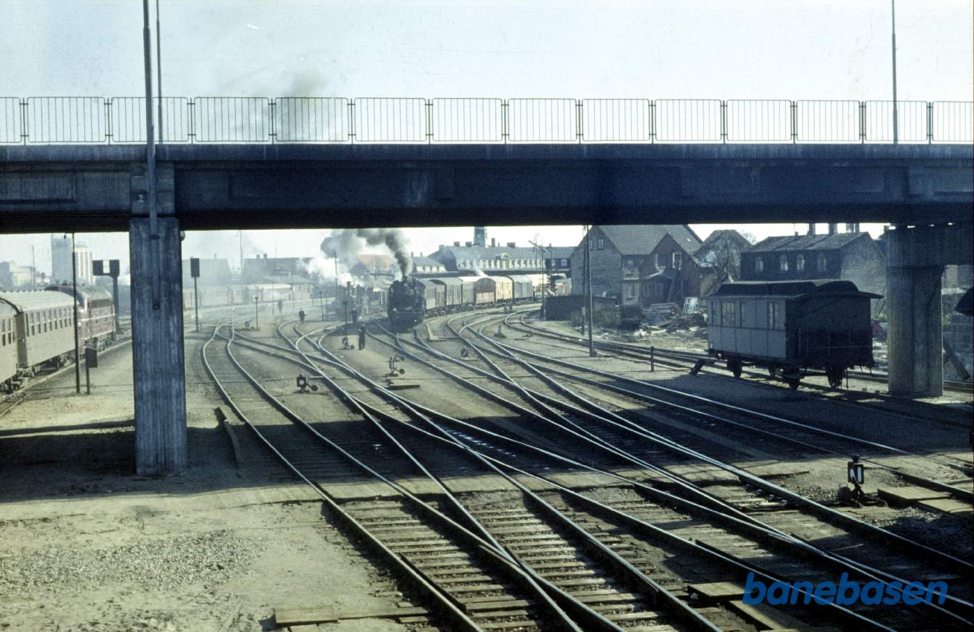 Ankommende persontog, rangering og afgående godstog