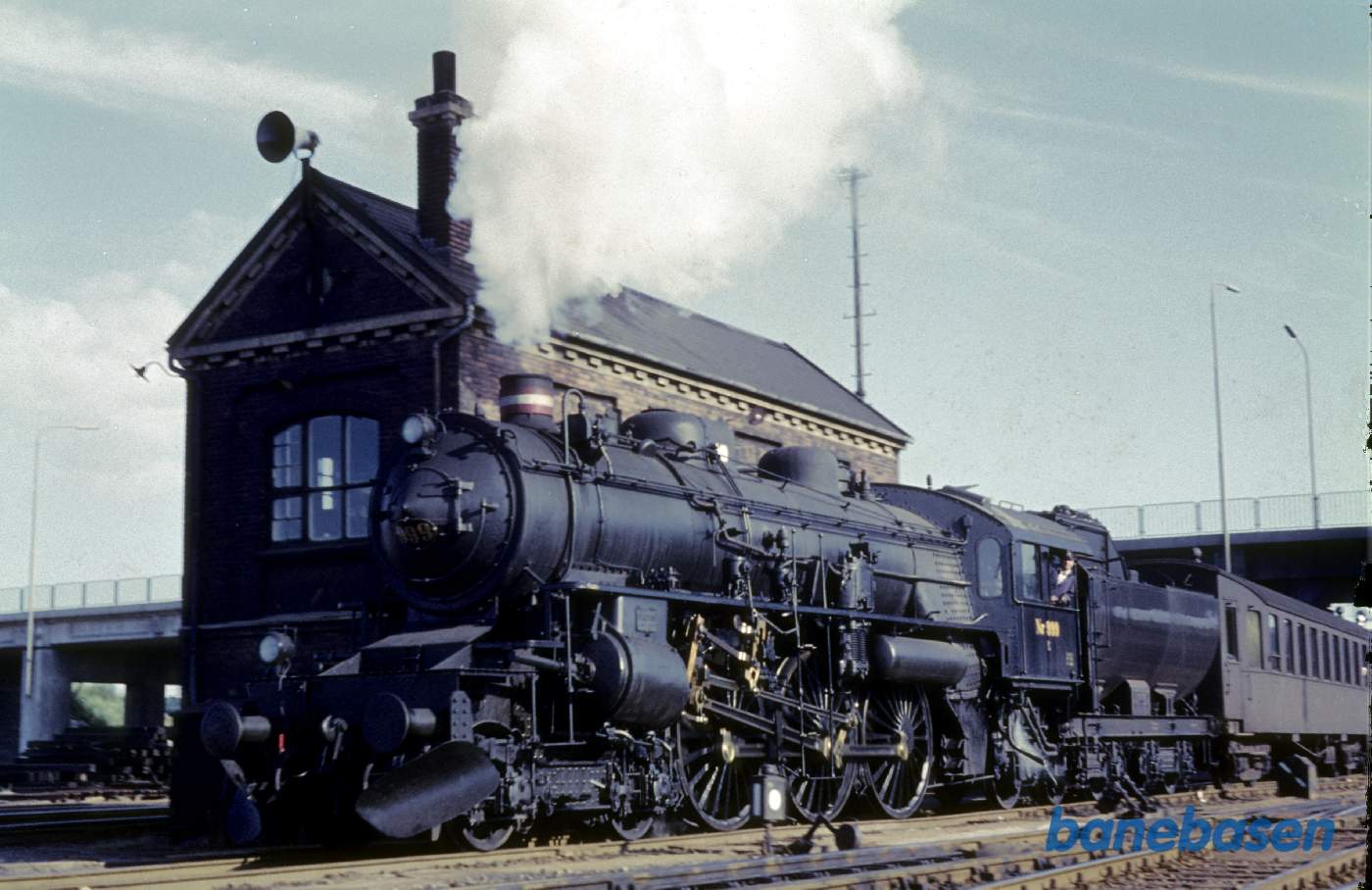 Tog under udkørsel passerer signalposten