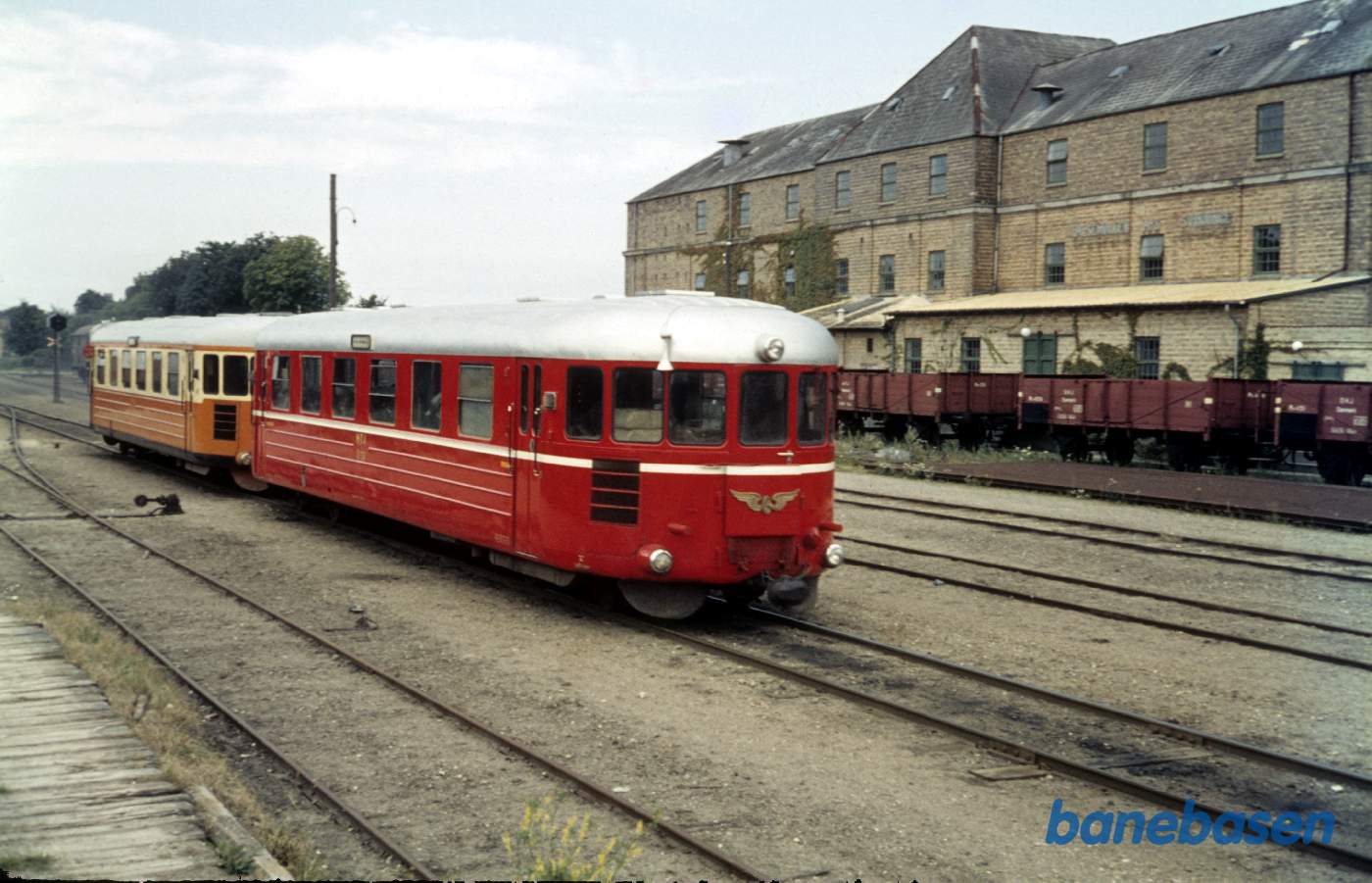 To skinnebusmotorvogne