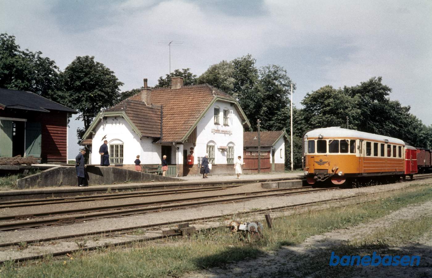 Skinnebusmotorvogn med bagagevogn