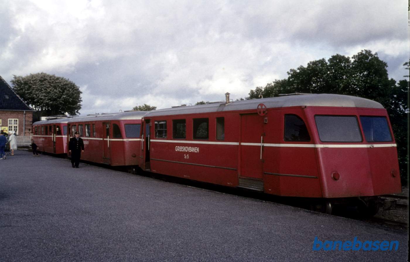 Skinnebustoget ankommet fra Hillerød