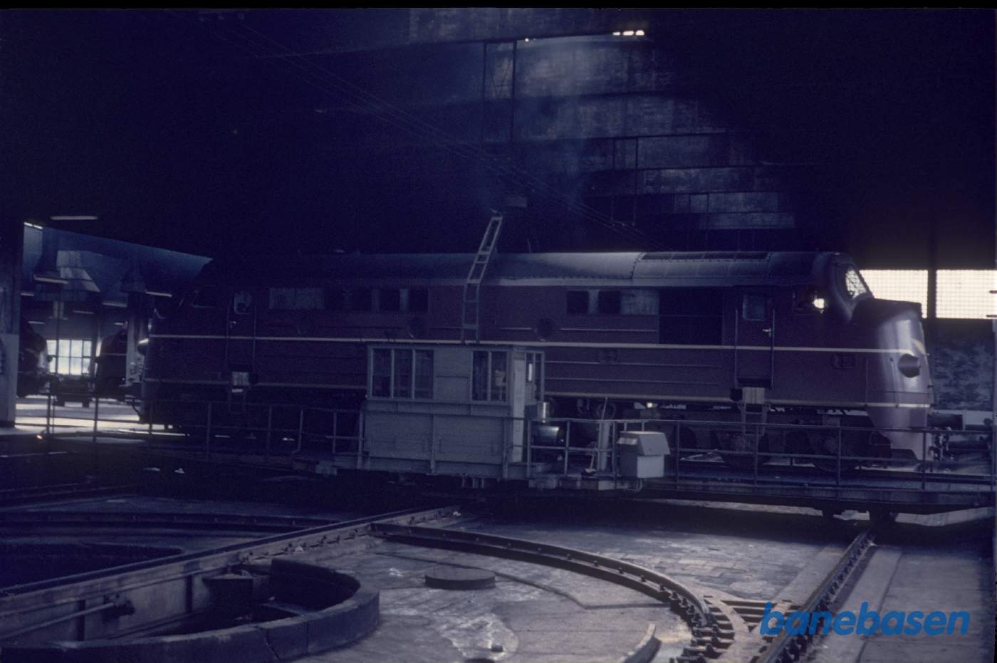 Mx-loko på skydebro-drejeskiven i remisen