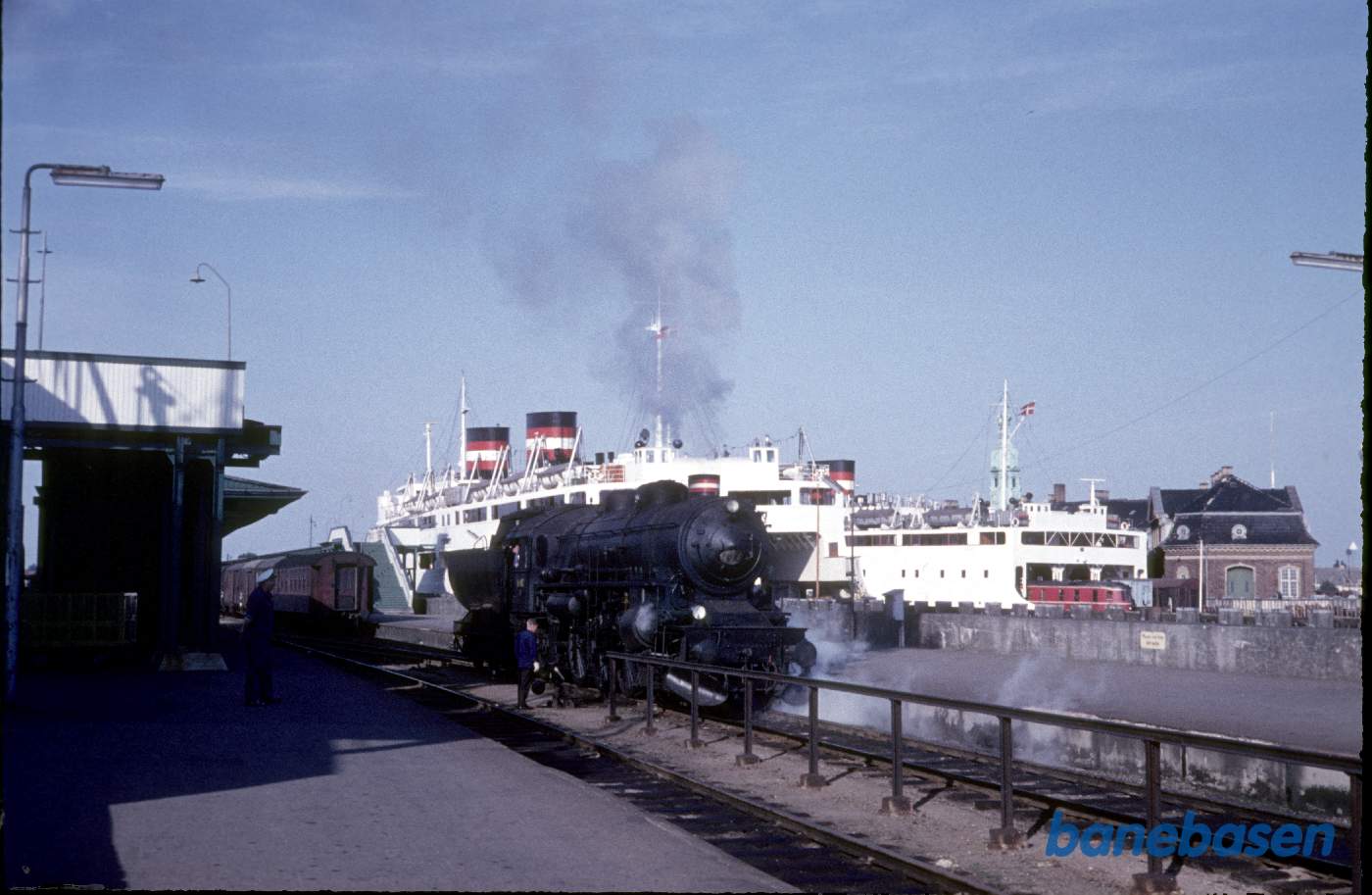 Et godstog er ankommet til færgehavnen