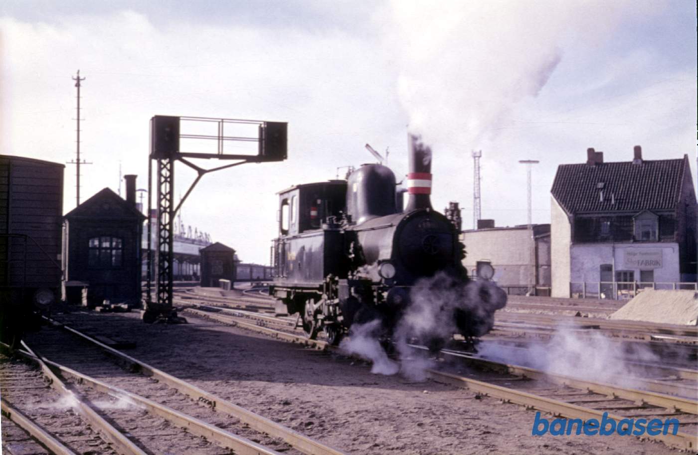 Rangerlok på vej til at hente vognstamme ved perron