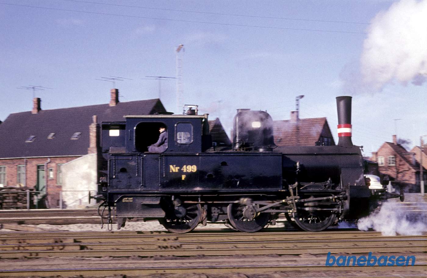 Rangerlok på vej til at hente vognstamme ved perron