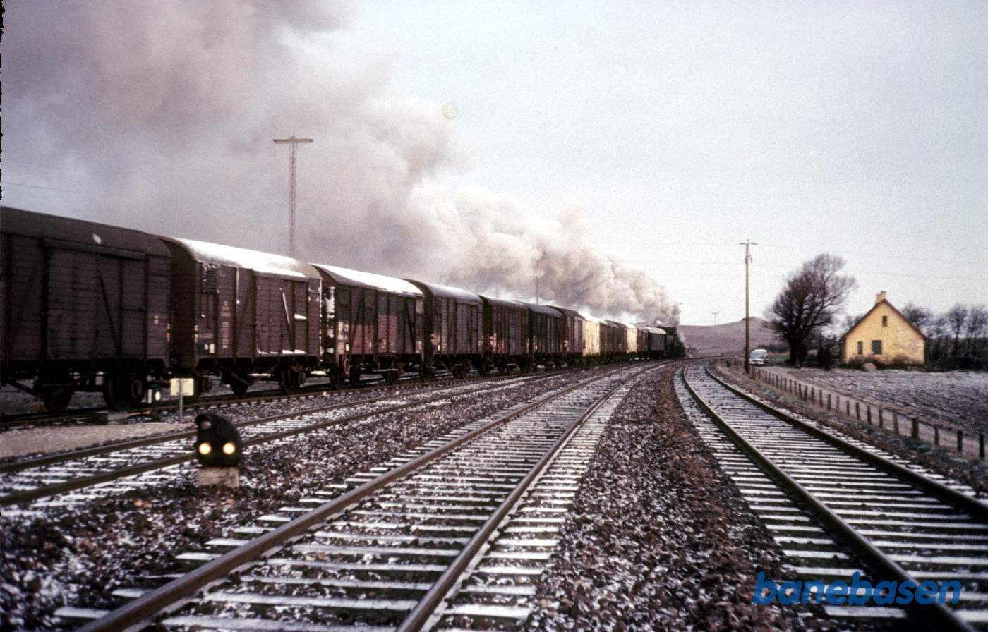 Stort damptrukket godstog afgår