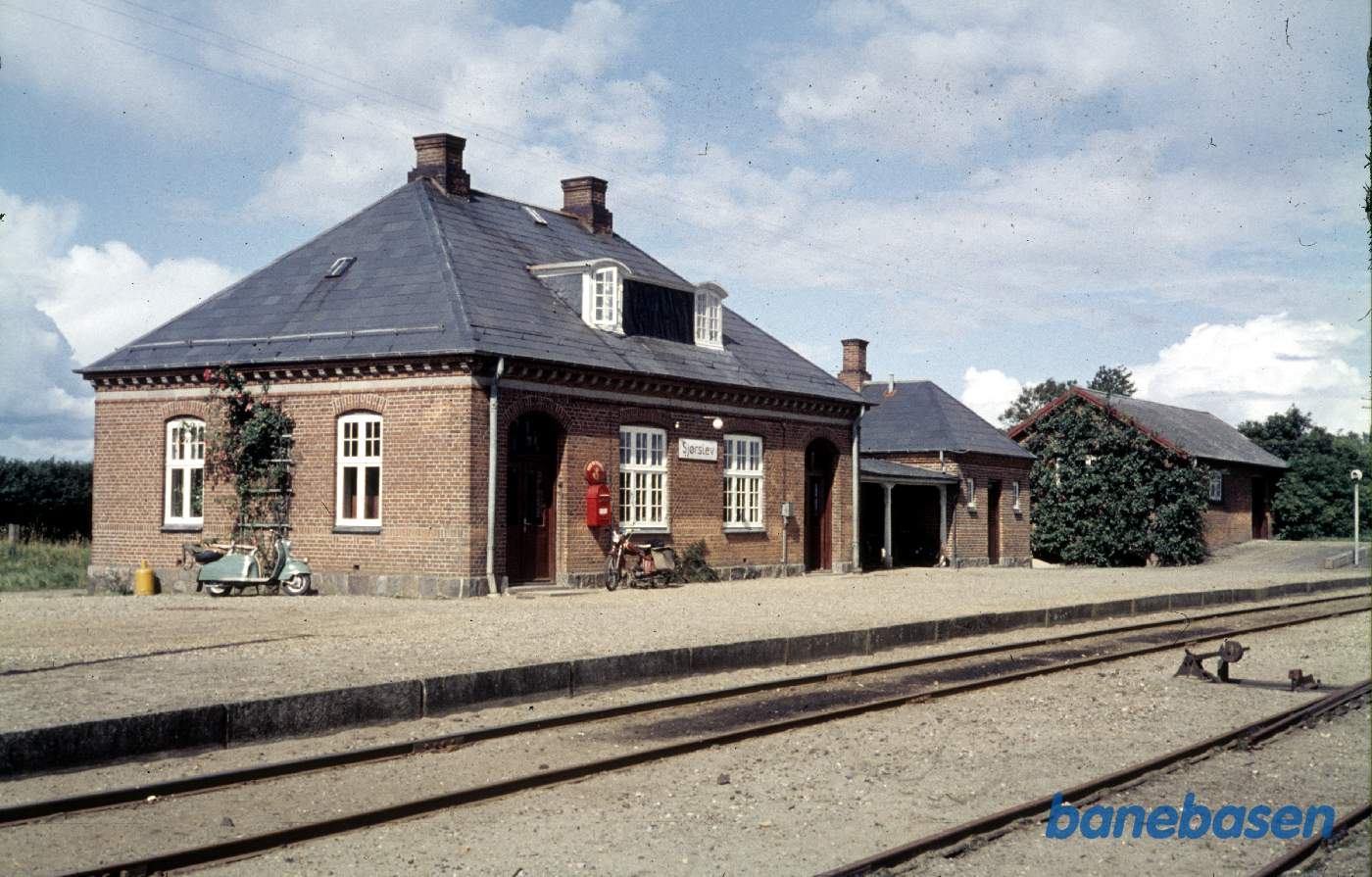 Stationen set fra sporsiden