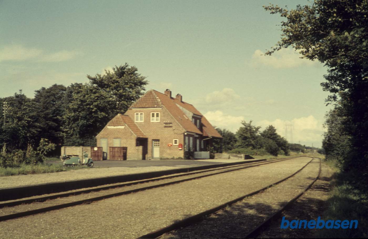 Stationen set fra sporsiden