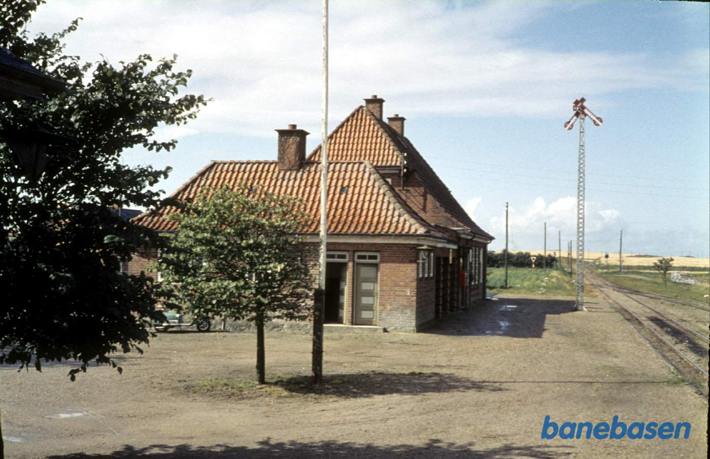 Stationen set fra perronen mod Spøttrup