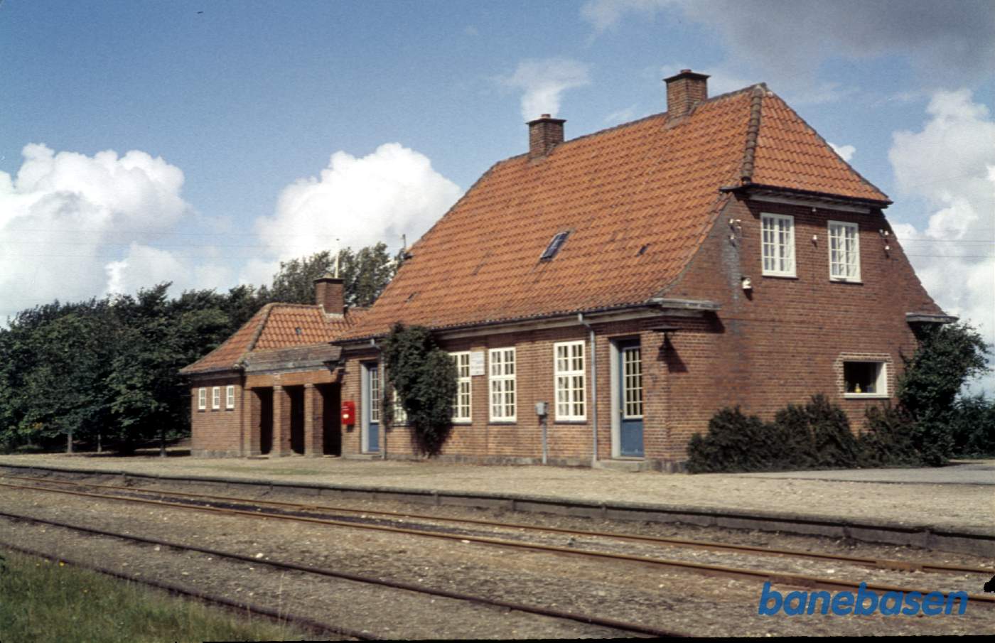 Stationen set fra sporsiden