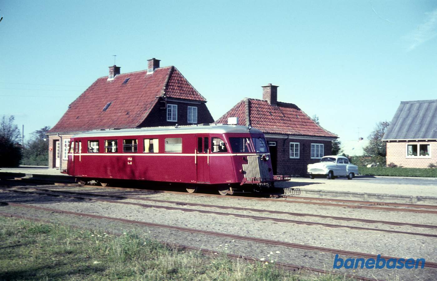 Skinnebus foran stationen Skinnebus foran stationen