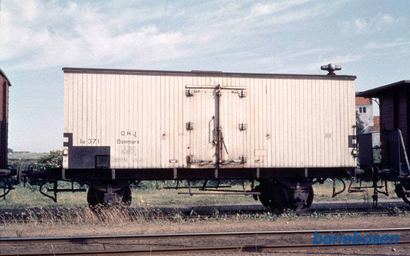 Hvidmalet lukket godsvogn