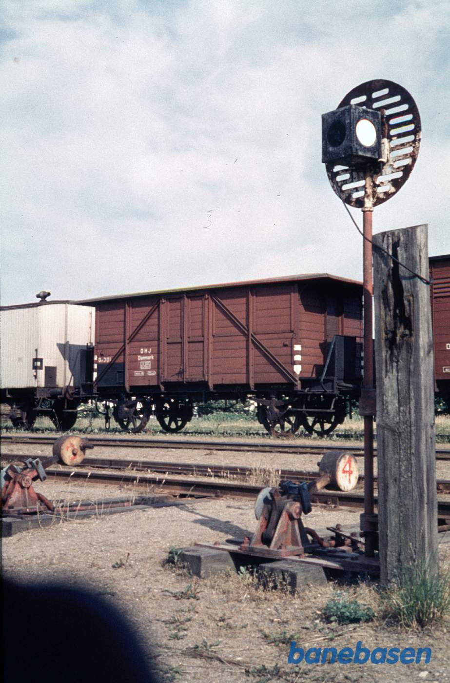 Tidligere bænkevogn og gl. sporskiftesignal Tidligere bænkevogn og gl. sporskiftesignal