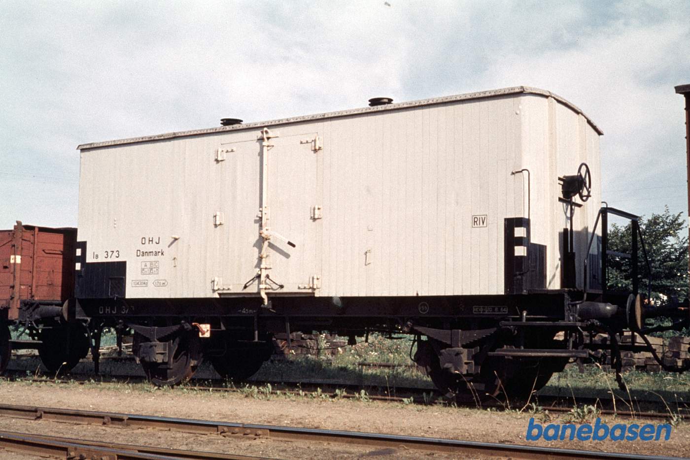 Hvidmalet lukket godsvogn