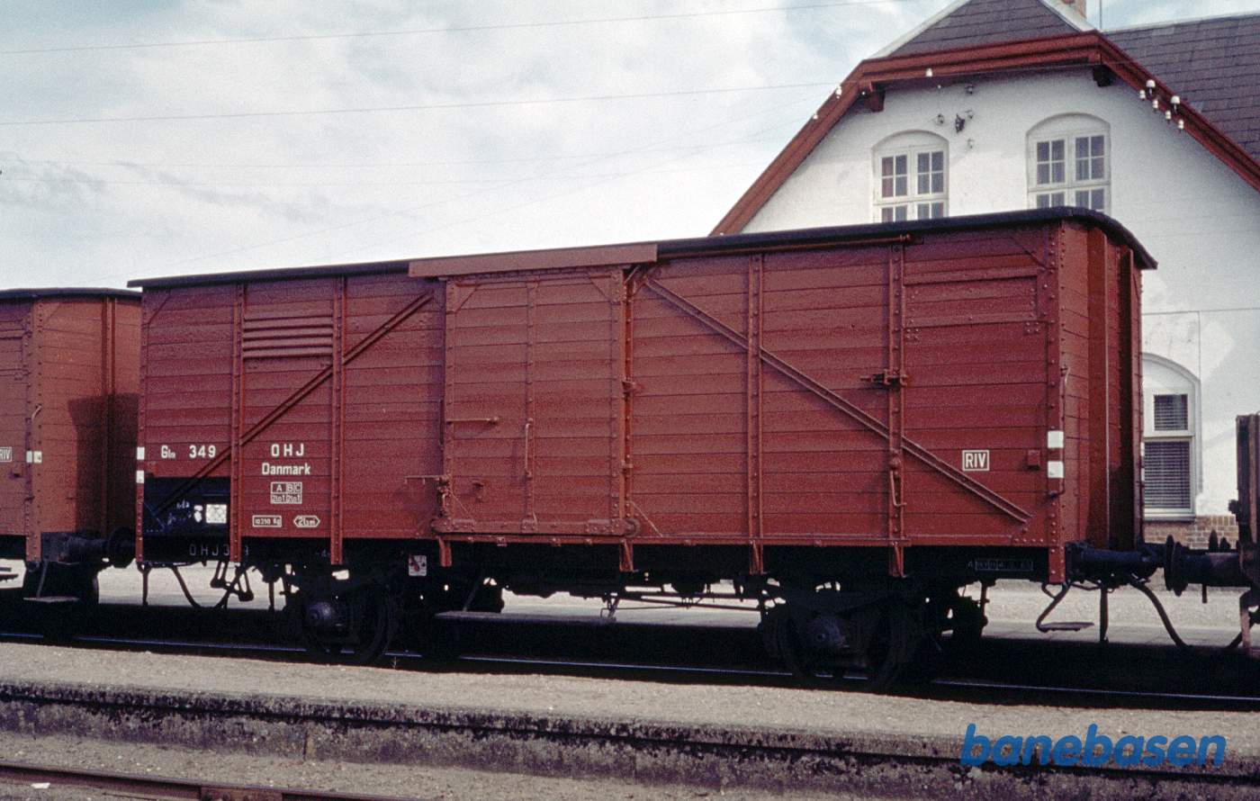 Lukket godsvogn med ny litrering