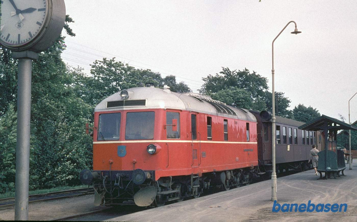 Persontog med én gennemgående DSB CP-vogn og en pakvogn