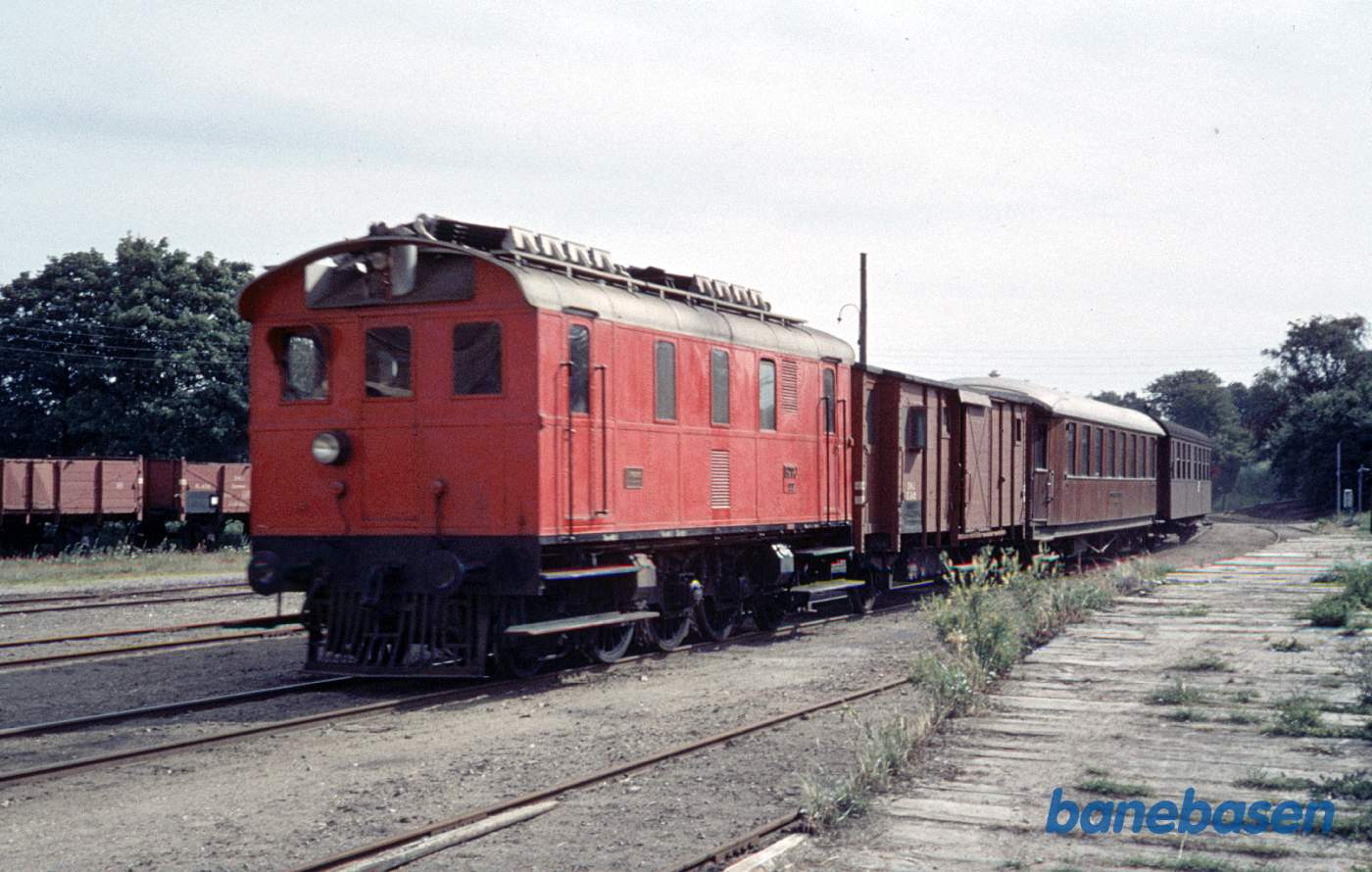 Persontog med gennemgående DSB-vogn bagerst