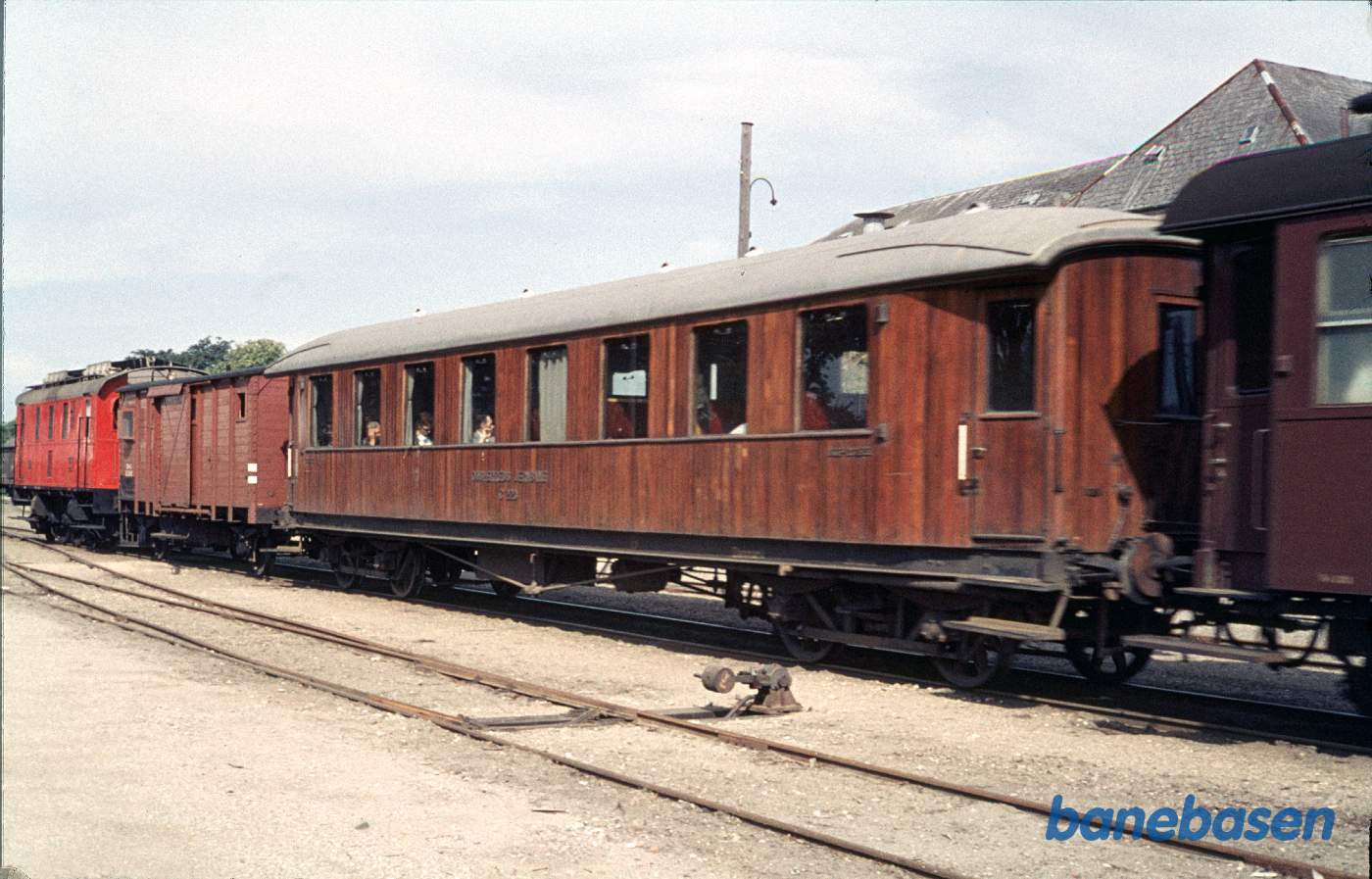 Persontog med gennemgående DSB-vogn bagerst