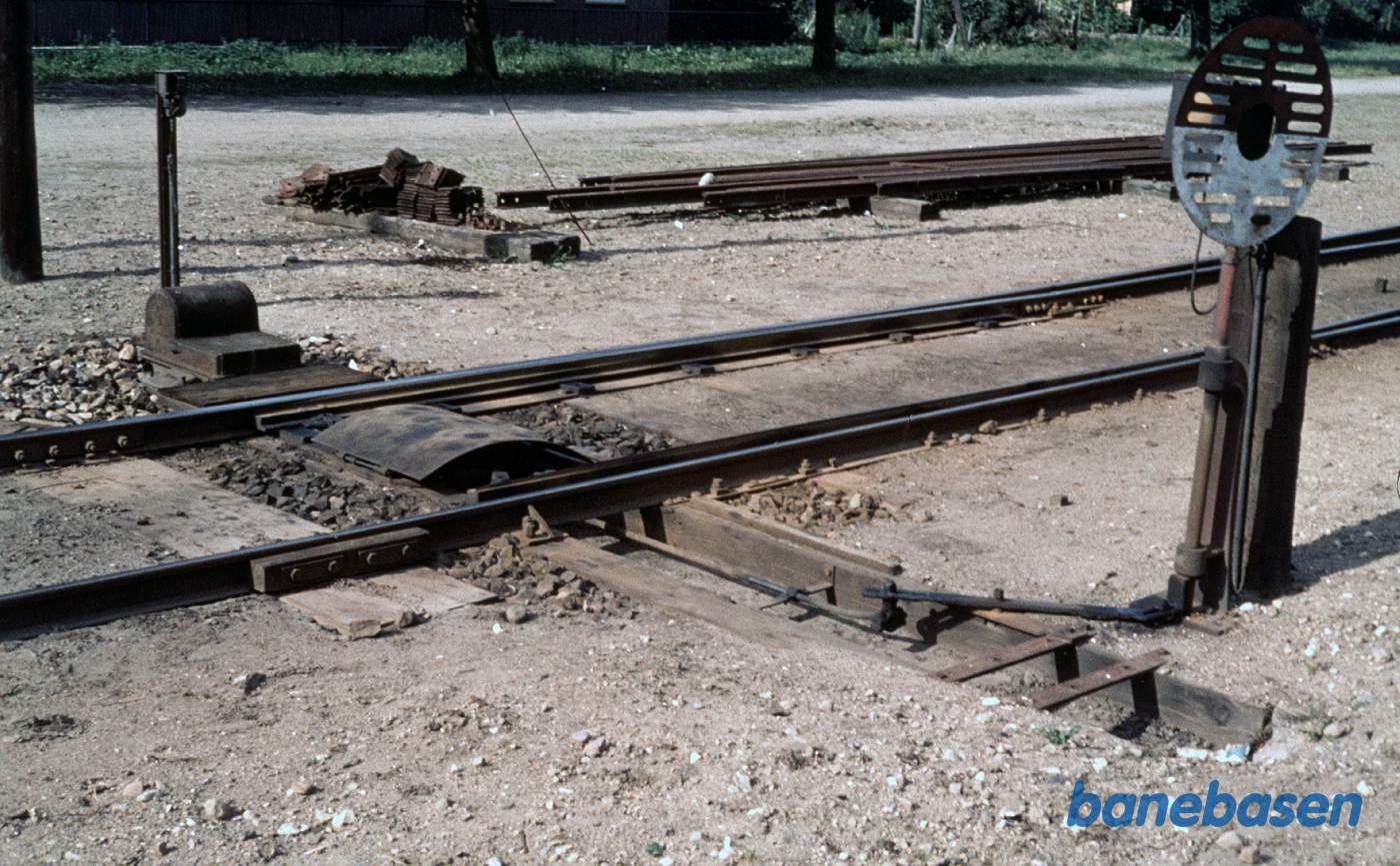 Stedbetjent elektrisk sporskifte med signal