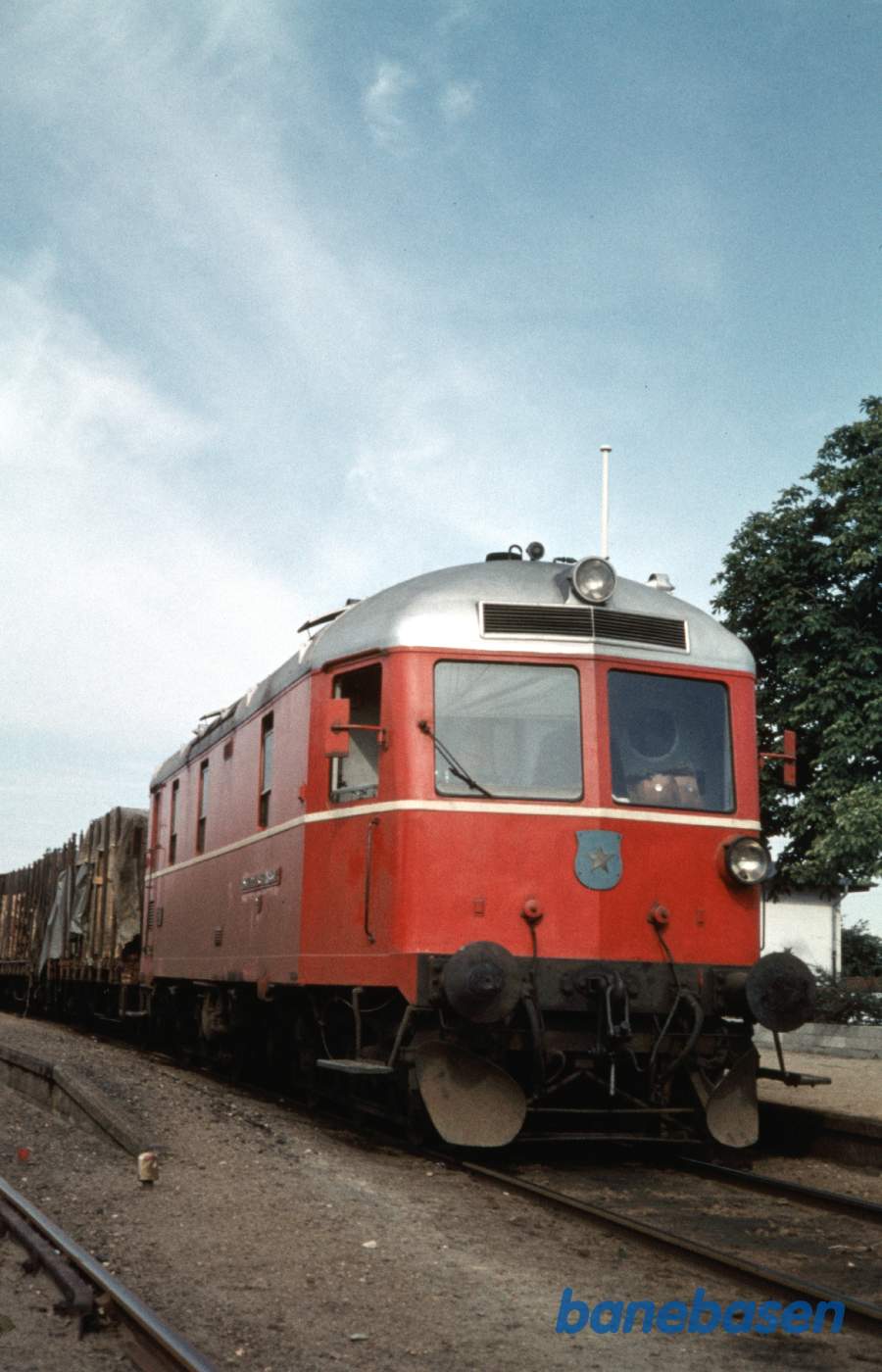 Diesellokomotiv med godstog