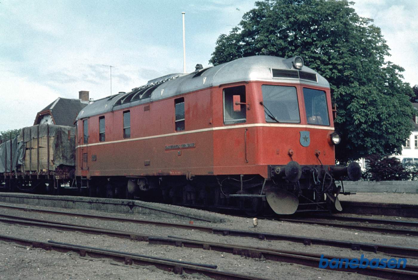 Diesellokomotiv med godstog