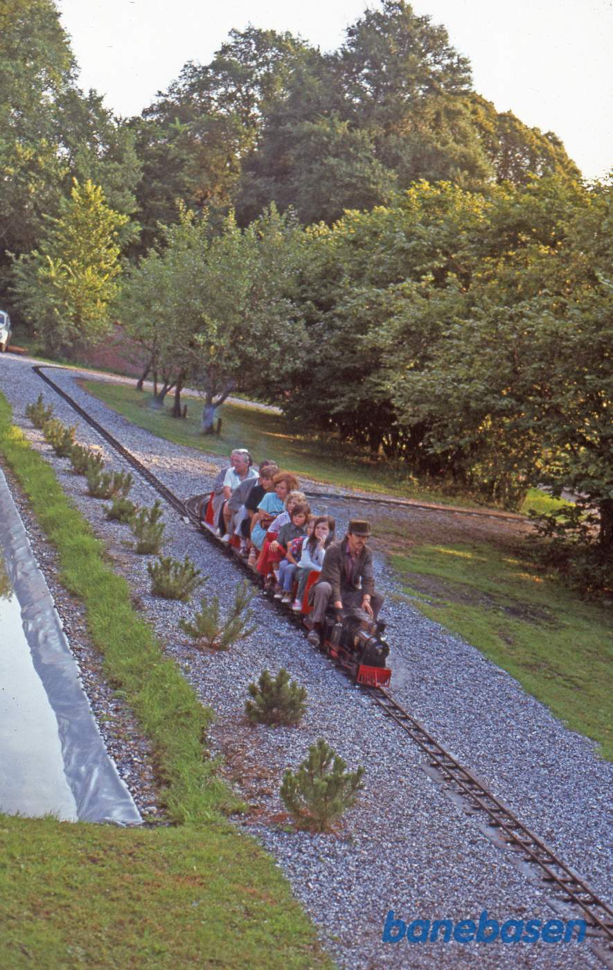 Det lille damptog i Knuthenborg Safari park med børn på vognene Det lille damptog i Knuthenborg Safari park med børn på vognene