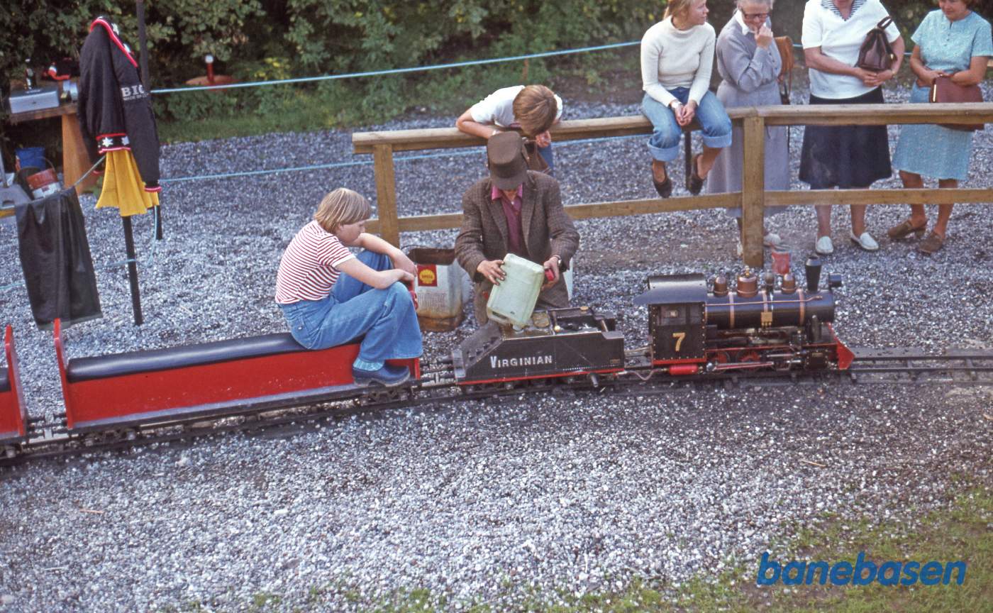 Det lille damptog i Knuthenborg Safari park med børn på vognene