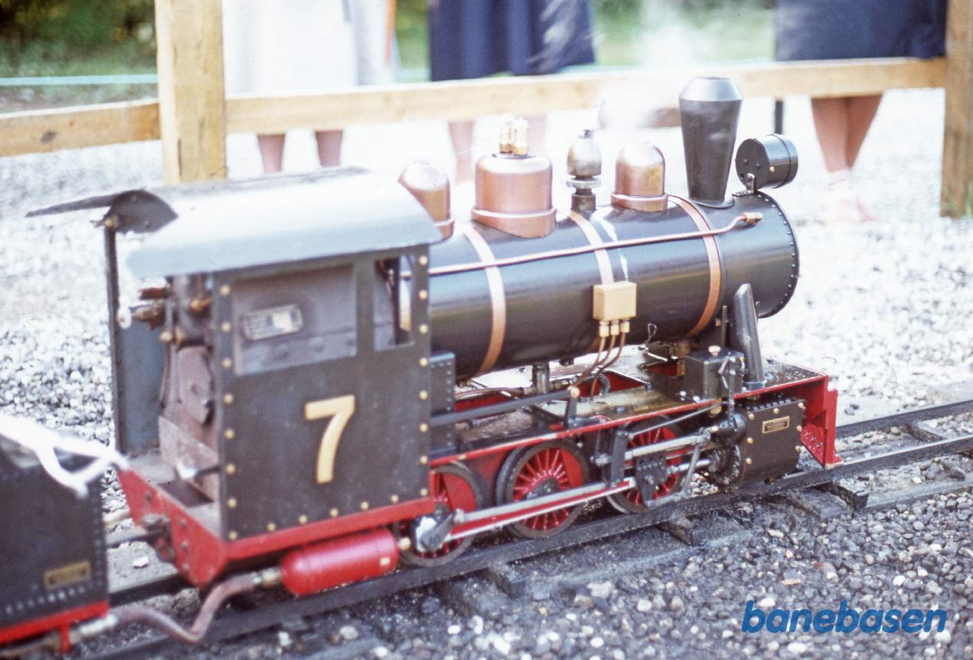Det lille damptog i Knuthenborg Safari park. Damplokomotivet set fra siden