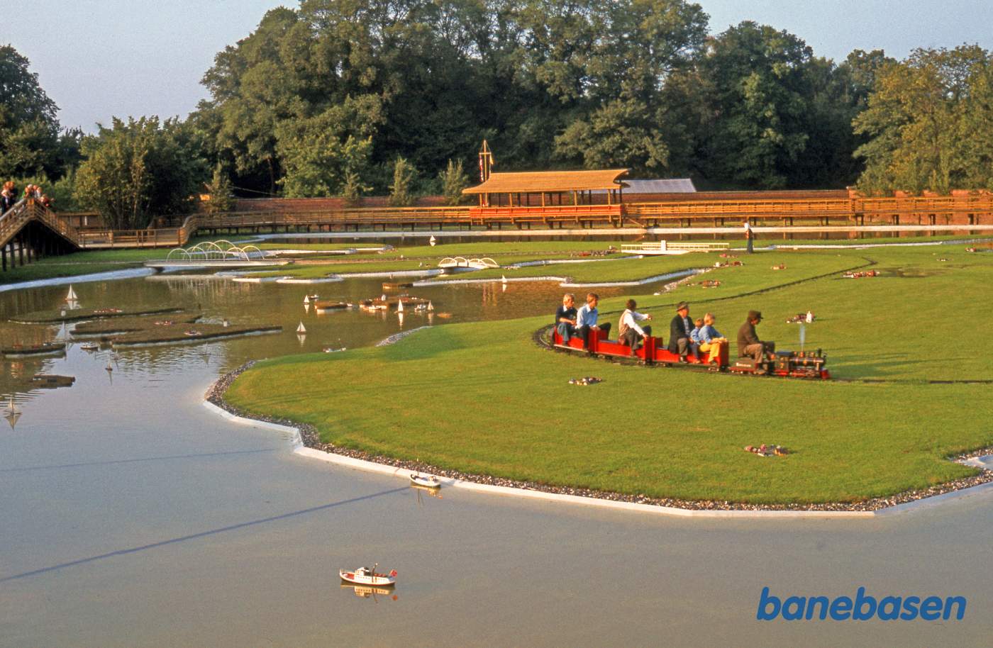 Det lille damptog i Knuthenborg Safari park med børn på vognene