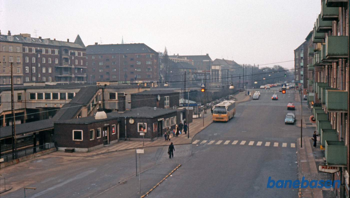 Udsigten fra fotografens mormors lejlighed, Bredahlsvej 21, 2.sal tv. Det er Lyshøjgårdsvej nedenfor og Valby station overfor