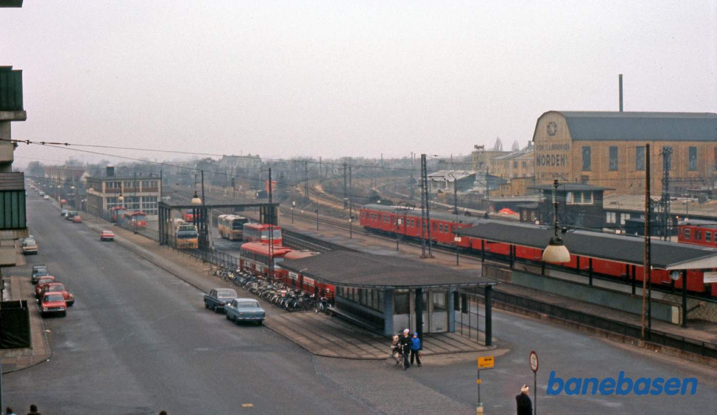 Udsigten fra fotografens mormors lejlighed, Bredahlsvej 21, 2.sal tv. Det er Lyshøjgårdsvej nedenfor og Valby station overfor