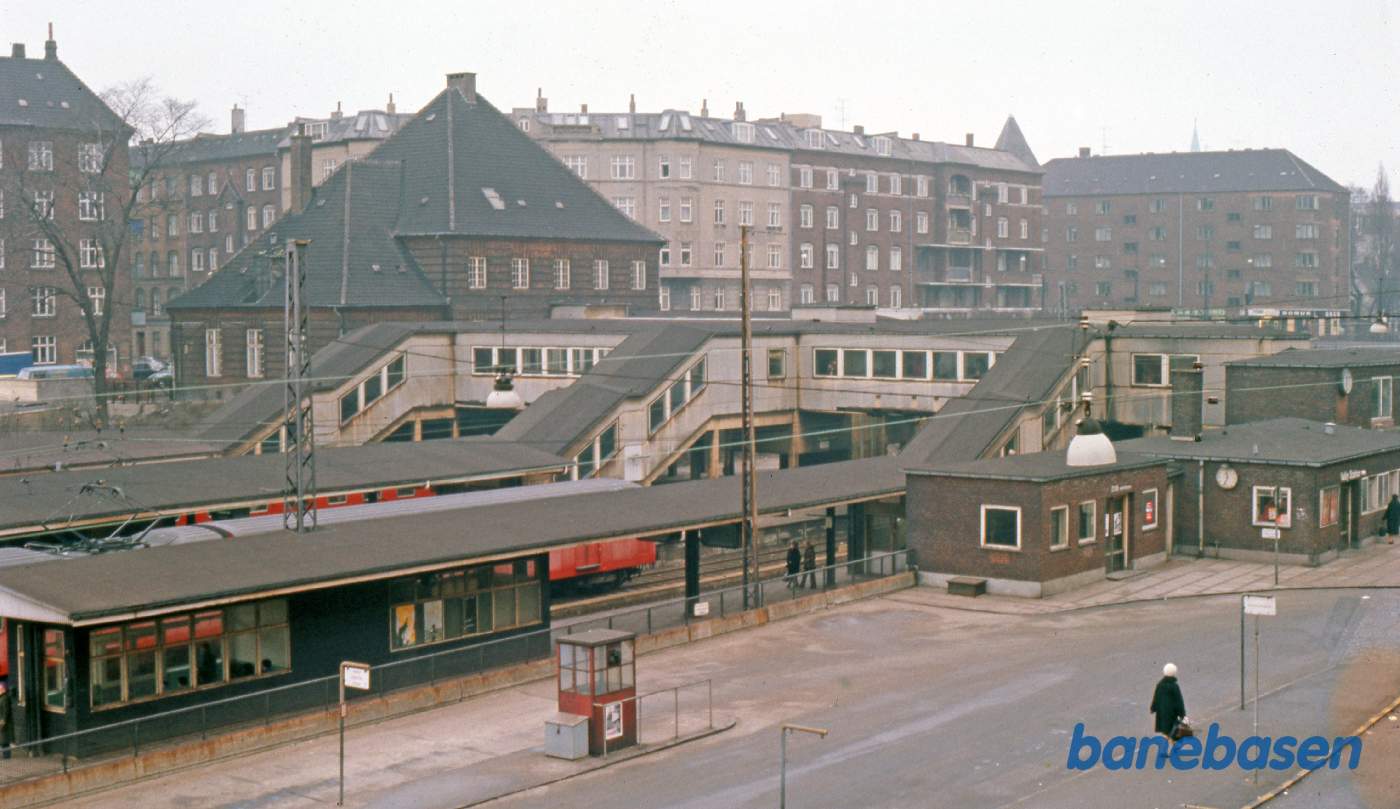 Udsigten fra fotografens mormors lejlighed, Bredahlsvej 21, 2.sal tv. Det er Lyshøjgårdsvej nedenfor og Valby station overfor