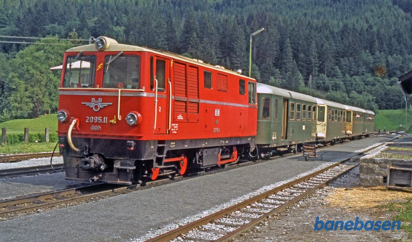 Persontoget holder klar til afgang mod Zell am See