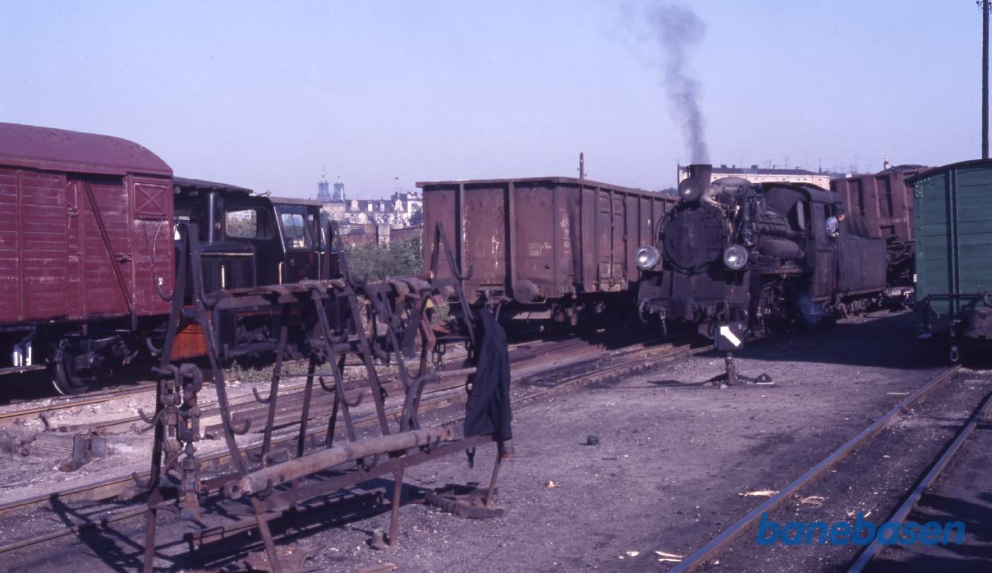 Smalsporsdamplokomotiv (750 mm) rangerer med overførte normalsporsgodsvogne