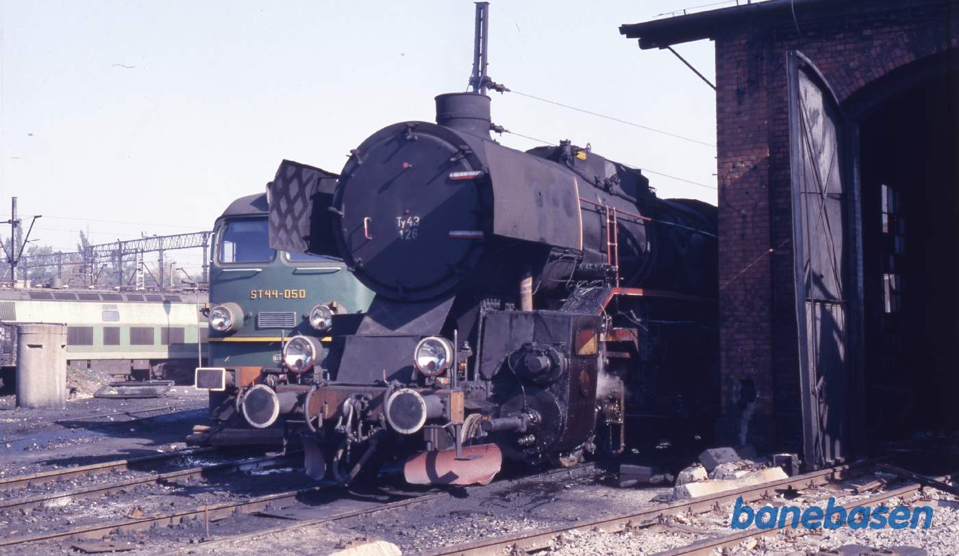 Stort godstogslokomotiv ved remisen