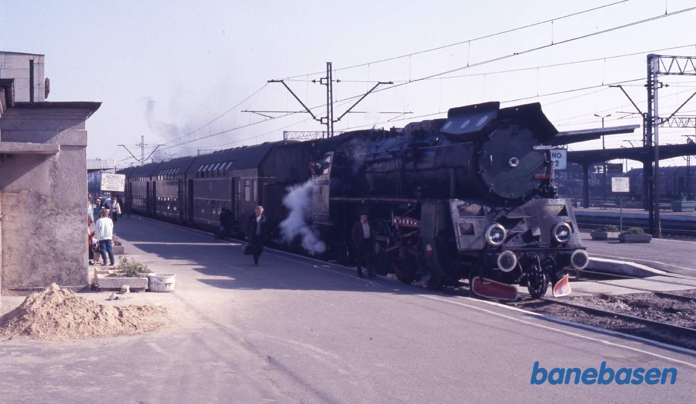 Persontog med dobbeltdækkervogne ved perron