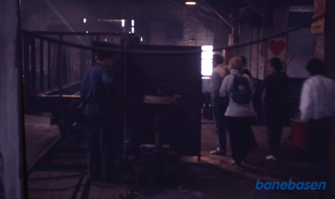 Der efterses hjulaksel mens gæsterne vises rundt i værkstedet