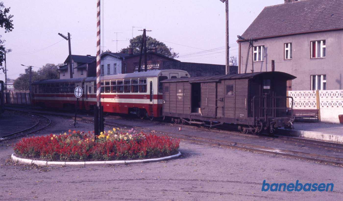 Dagens tog holder oprangeret ved perronen mod Lwówek, 25 km mod nord