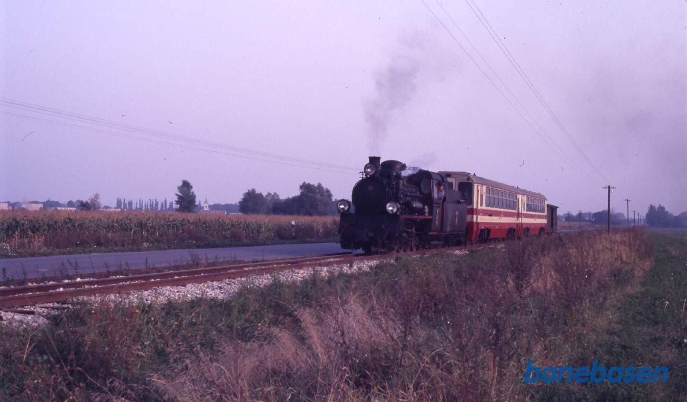 Persontoget kører langs landevejen mellem Opalenicia og Lwówek, 25 km mod nord