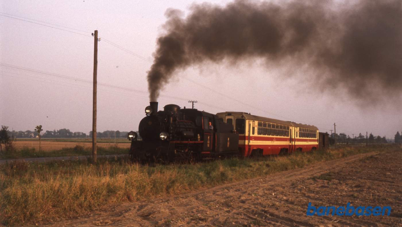 Persontoget kører langs landevejen mellem Opalenicia og Lwówek, 25 km mod nord