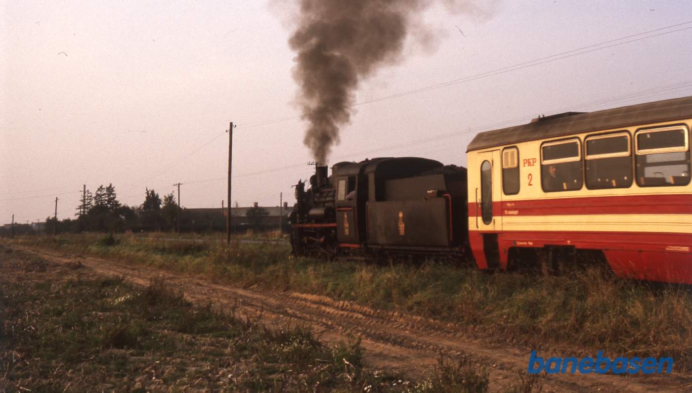 Persontoget kører langs landevejen mellem Opalenicia og Lwówek, 25 km mod nord