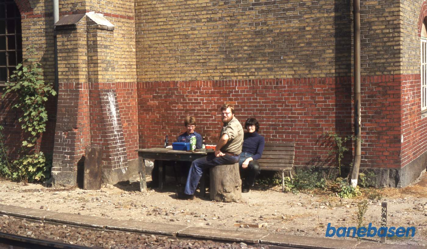 Arbejdsholdet spiser frokost udenfor remisen