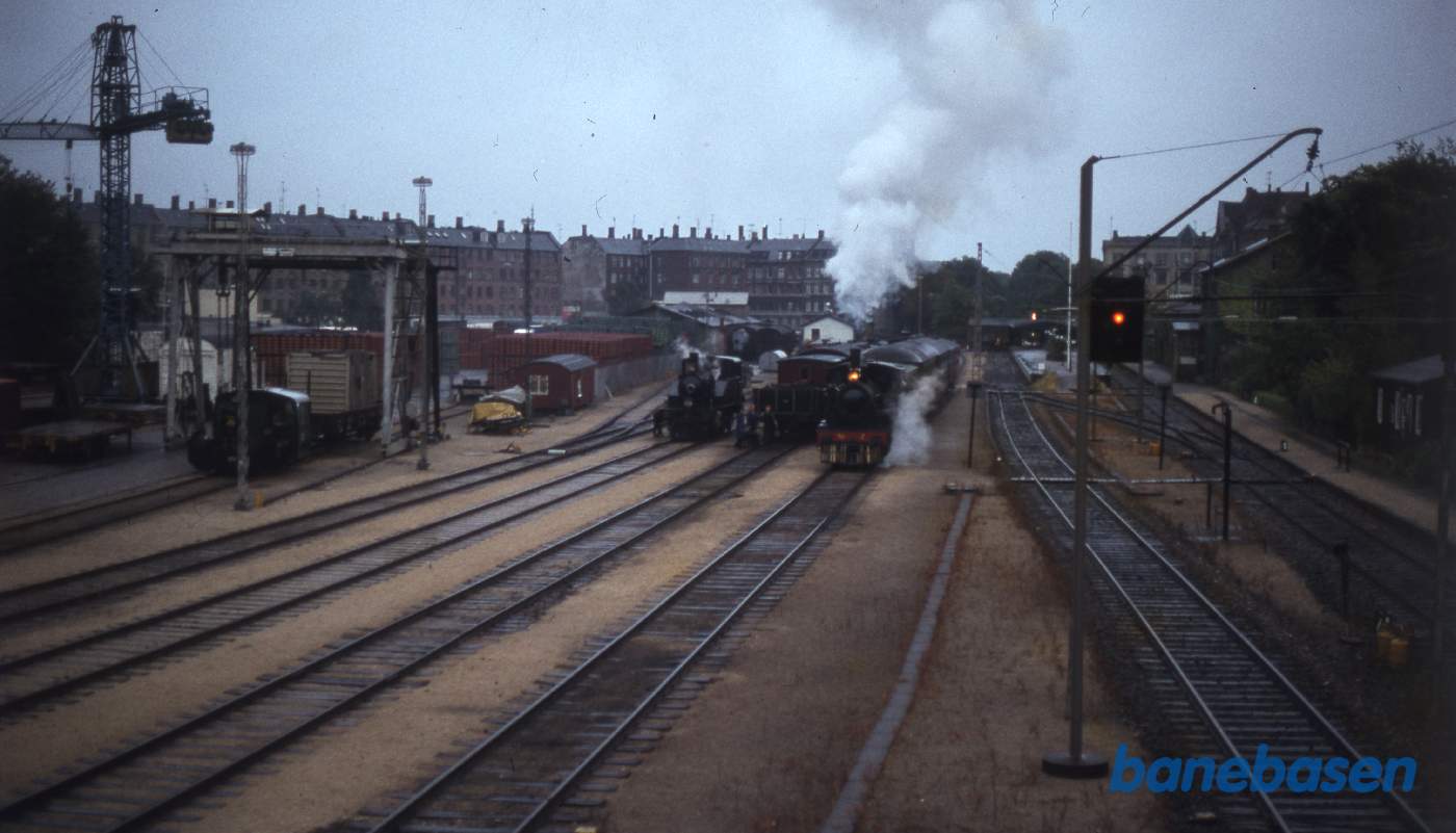 Veterantog i spor 3 på Frederiksberg station, taget oppe fra kommandopostens trappe. OKMJ Nr. 14 ses i spor 5 Veterantog i spor 3 på Frederiksberg station, taget oppe fra kommandopostens trappe. OKMJ Nr. 14 ses i spor 5
