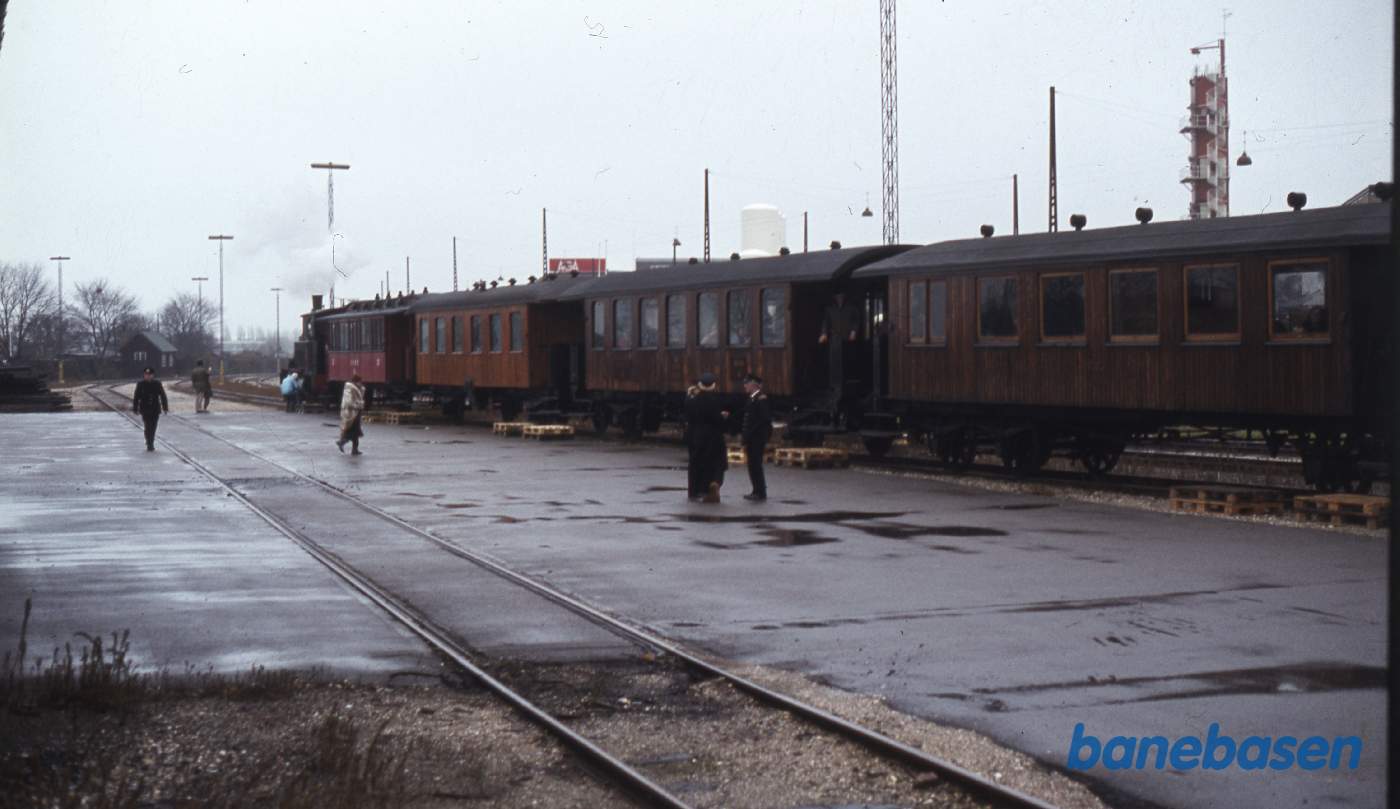 Veterantoget holder på pladsen og venter på at gæsterne skal komme