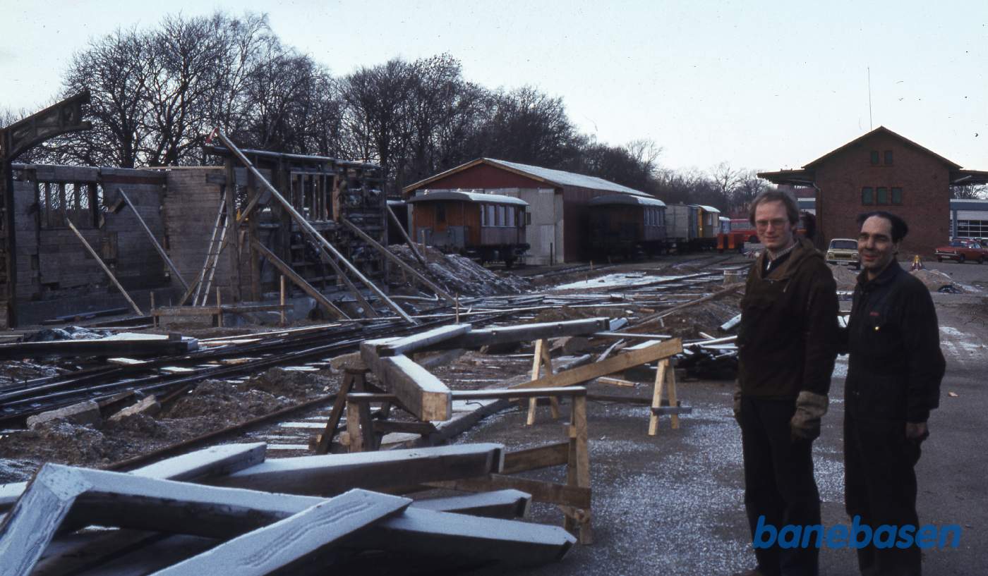 Opførelse af den lille træ-remise Opførelse af den lille træ-remise
