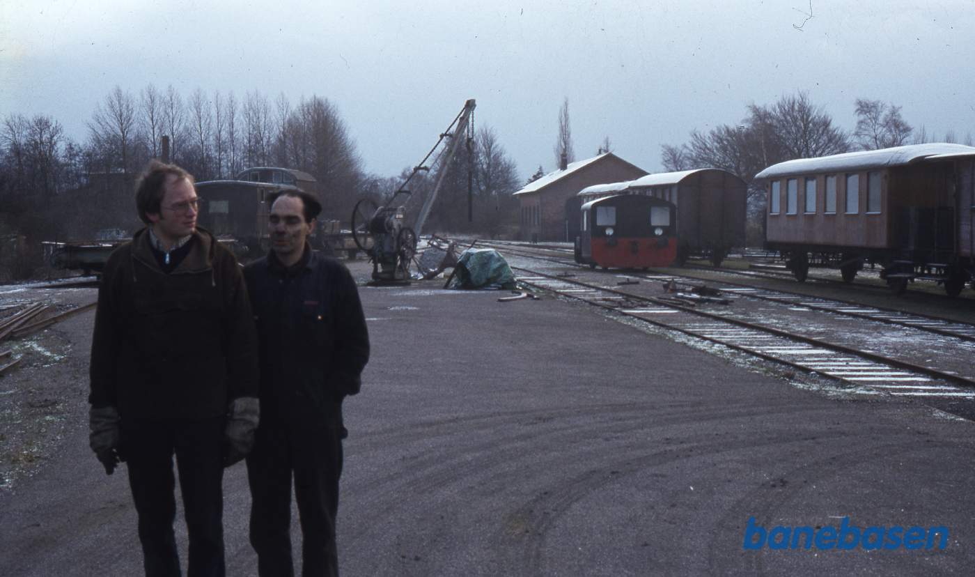 Stationsområdet med vogne og en Køf Stationsområdet med vogne og en Køf